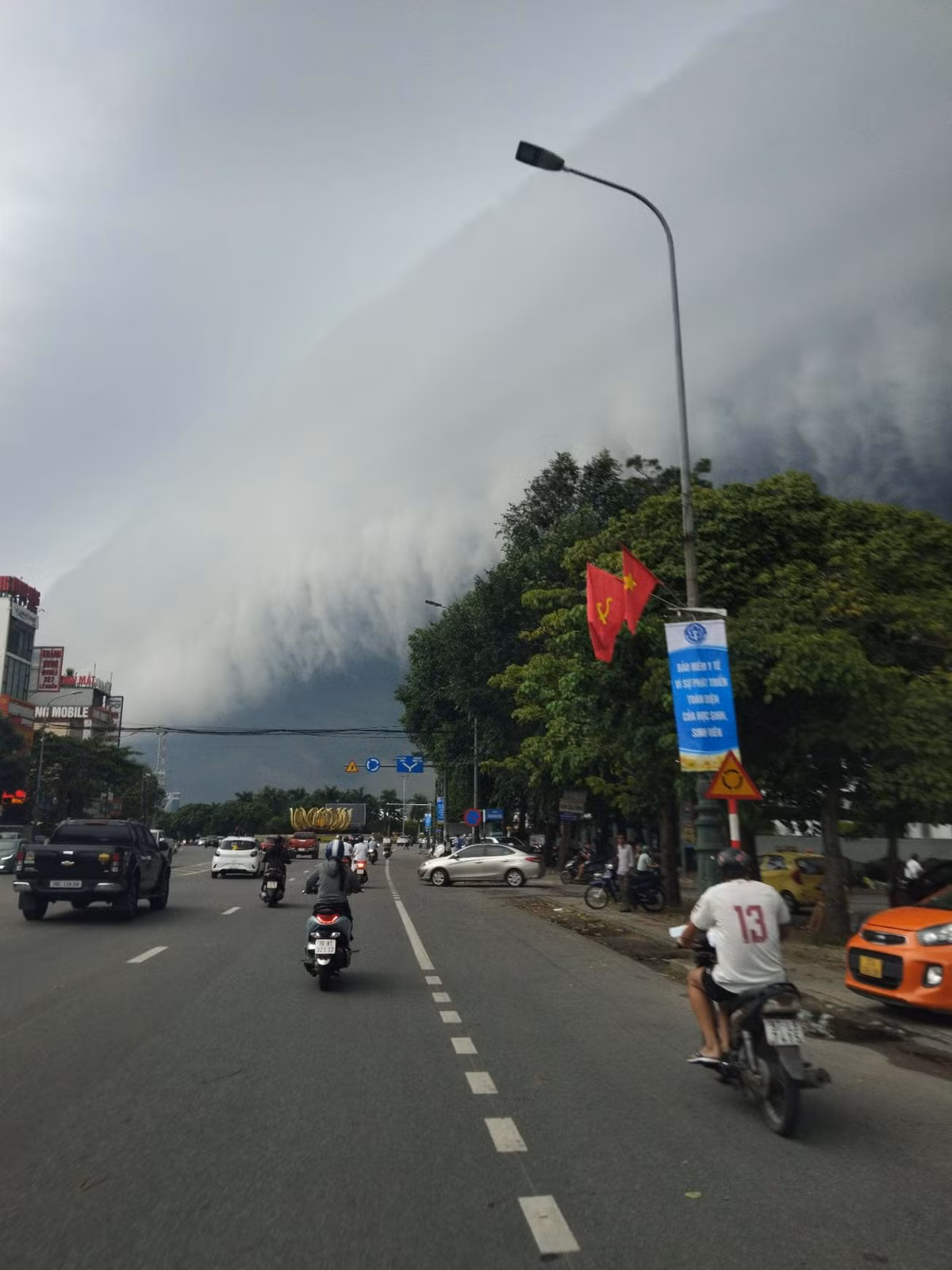 Trong 24 giờ tới, bão Yagi cách Quảng Ninh khoảng 160km về phía Đông Đông Nam, di chuyển theo hướng Tây Tây Bắc, mỗi giờ đi được khoảng 15-20km/h và đi vào Bắc vịnh Bắc Bộ.