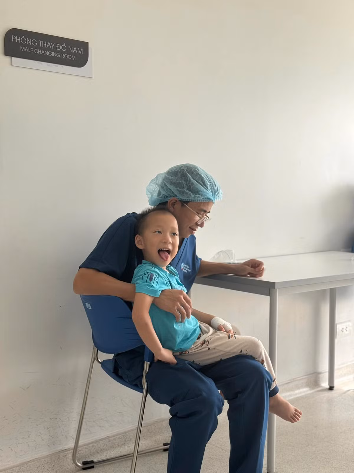 Trước những luồng ý kiến trái chiều, hoài nghi về việc liệu bác sĩ Trung làm vậy chỉ để đánh bóng tên tuổi của mình, nam bác sĩ chia sẻ trên trang cá nhân: "Mình xin chia sẻ nốt thật sự cuộc sống mình trước nay vẫn ổn k có nhu cầu làm màu hay đánh bóng tên tuổi. Thậm chí còn muốn giảm bớt một số hợp đồng công việc để cuộc sống có thêm chút thời gian và sức khỏe ạ."