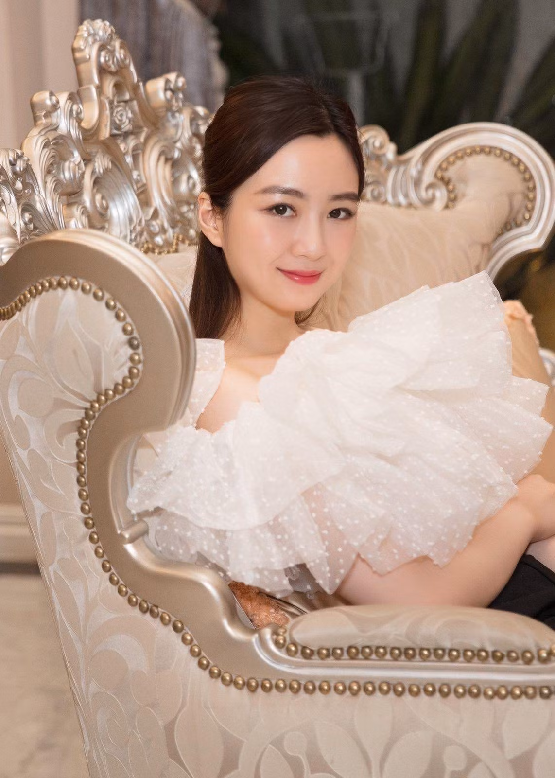 Anh Sa thừa hưởng nhan sắc đẹp từ mẹ của mình với sóng mũi cao, đôi mắt to tròn và khuôn miệng đẹp.