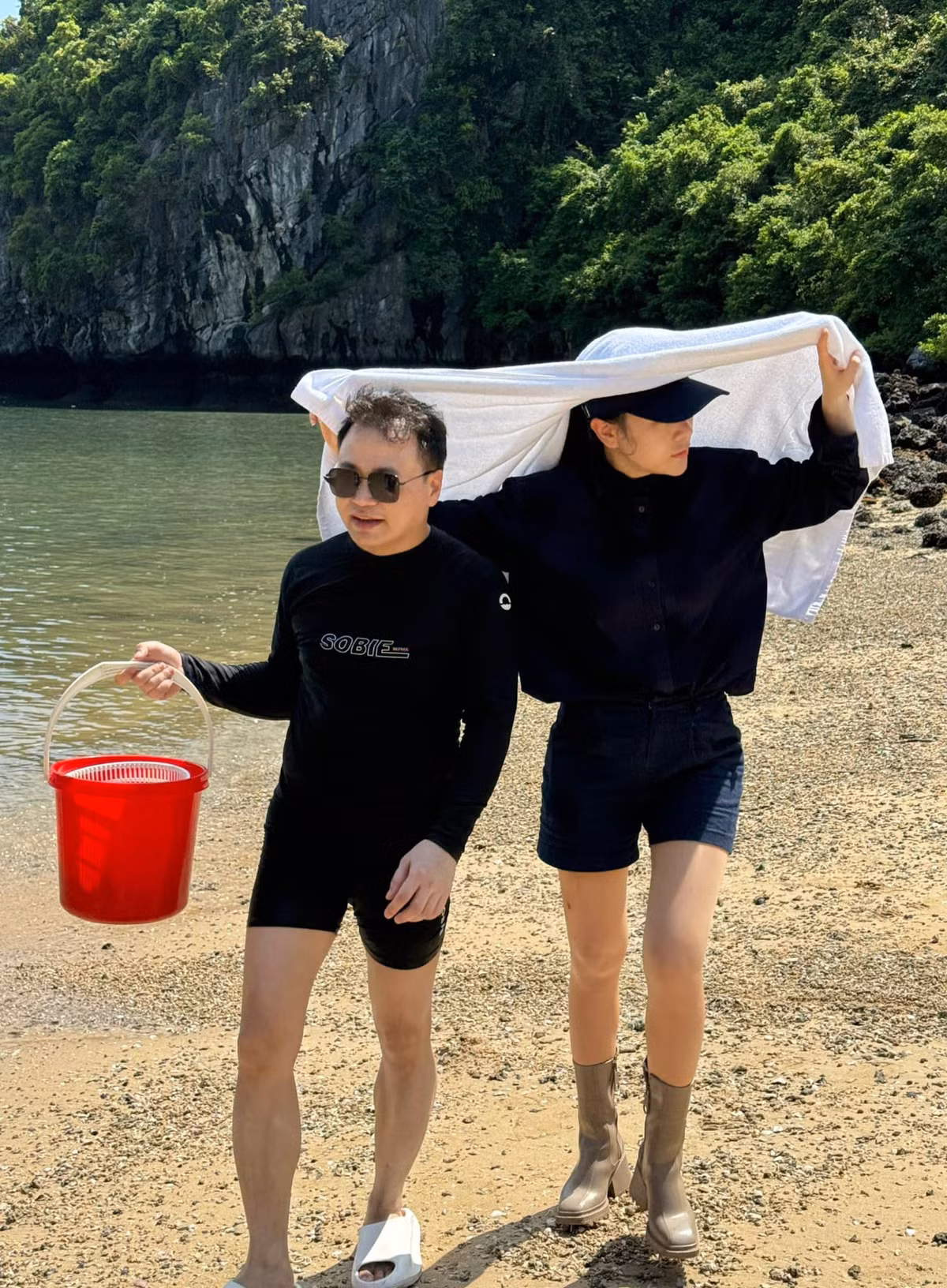 Trước đây, Phương Oanh và Shark Bình cũng hay công khai "đánh dấu chủ quyền" đối phương ở nơi công cộng. Vừa qua, Phương Oanh và Shark Bình đã kỷ niệm 1 năm ngày cưới đầy lãng mạn. Thay vì nghỉ dưỡng ở khu resort xa hoa, cặp đôi chọn đi du lịch sinh tồn, tự câu hải sản và ở trong lều