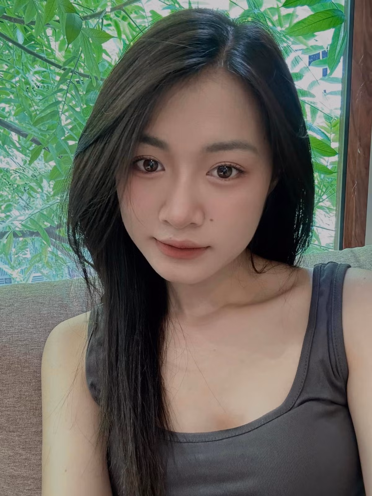 Sở hữu vẻ bề ngoài xinh xắn, hồn nhiên, Thu Hiền được biết đến với vai trò là một người mẫu ảnh tự do.