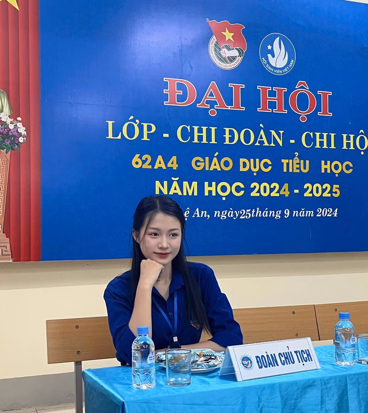Khoác lên màu áo Đoàn thanh niên, thả tóc giản dị, trang điểm không cầu kì nhưng cô nàng vẫn thu hút mọi ánh nhìn.