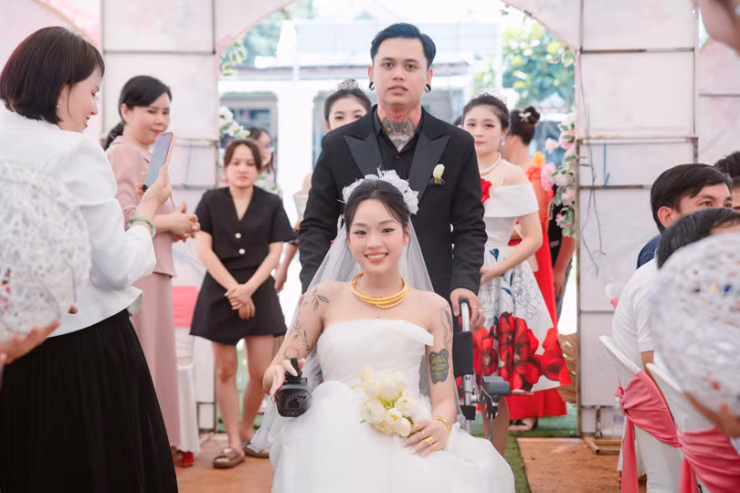 Trong tà váy trắng cô dâu bồng bềnh cùng nụ cười rạng rỡ, Hồng Nhung được Thanh Dương đẩy vào lễ đường trong sự chúc phúc của gia đình, họ hàng và quan khách xung quanh.