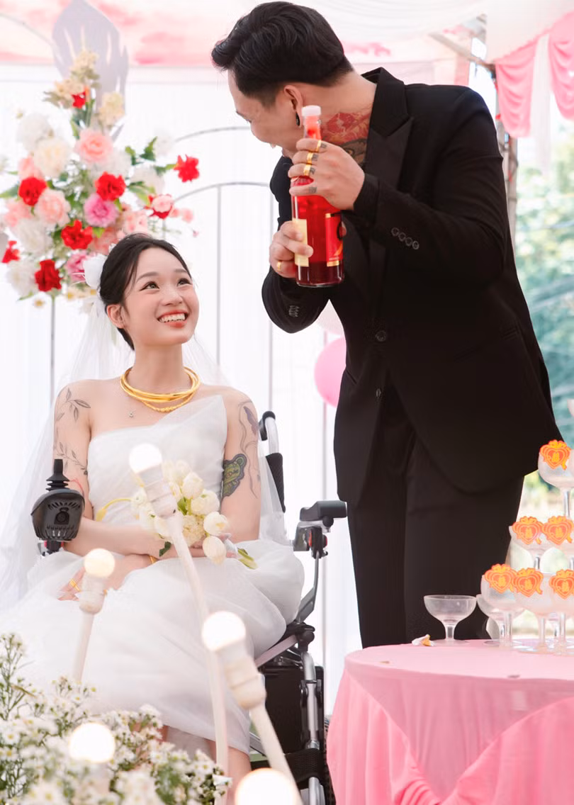 Trong những câu chuyện cổ tích, người ta thường hay kể về những câu chuyện tình yêu đẹp đẽ bất chấp ngoại hình, bất chấp nghịch cảnh. Đó là câu chuyện nàng công chúa đem lòng yêu thương một con quái vật, là chàng hoàng tử say mê một cô thôn nữ. Tưởng chừng như những chuyện tình đẹp như mơ đó chỉ trong truyện mà thôi, thì mới đây, cặp đôi Hồng Nhung và Thanh Dương đã viết nên một trang cổ tích ngay ngoài đời thực với hôn lễ của mình.