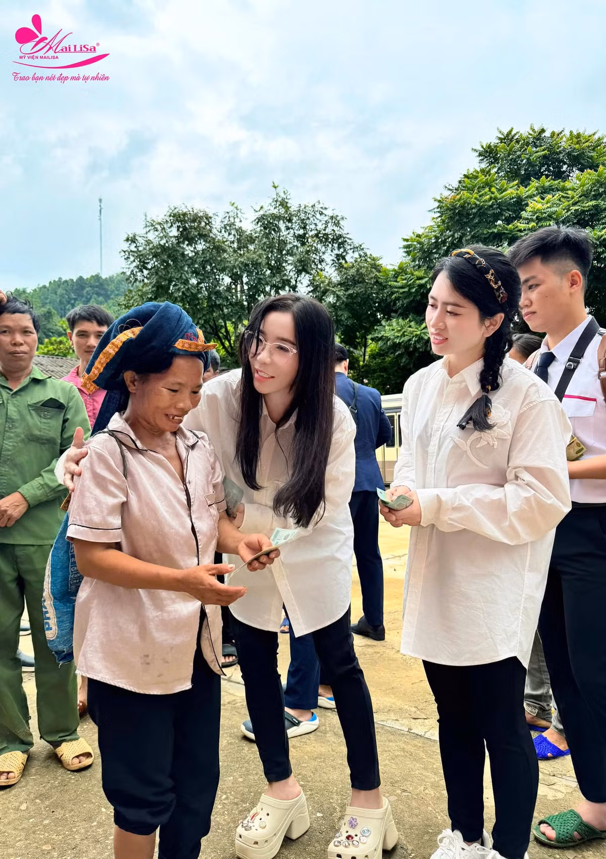 "Thương lắm, yêu lắm, xót lắm, không thể kìm nổi nước mắt khi nhìn thấy nhiều cảnh khó khăn của bà con. Đây là lí do Mai đi làm thiện nguyện phát sinh cứ phải nói là liên tục, liên tục.." - Chủ chuỗi thẩm mỹ viện Mailisa bày tỏ.