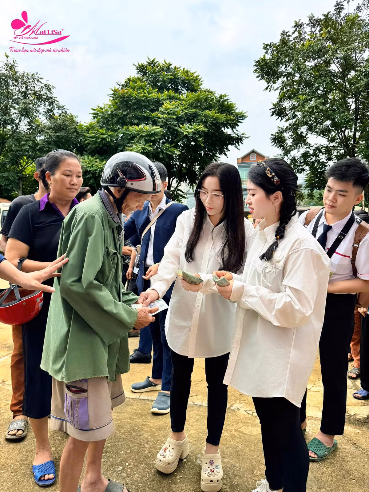 Bà chủ Mailisa trong chuyến thiện nguyện đến nhiều địa phương ở phía Bắc như Yên Bái, Lào Cai, Cao Bằng… để trực tiếp gửi quà cho bà con chịu ảnh hưởng thiên tai.