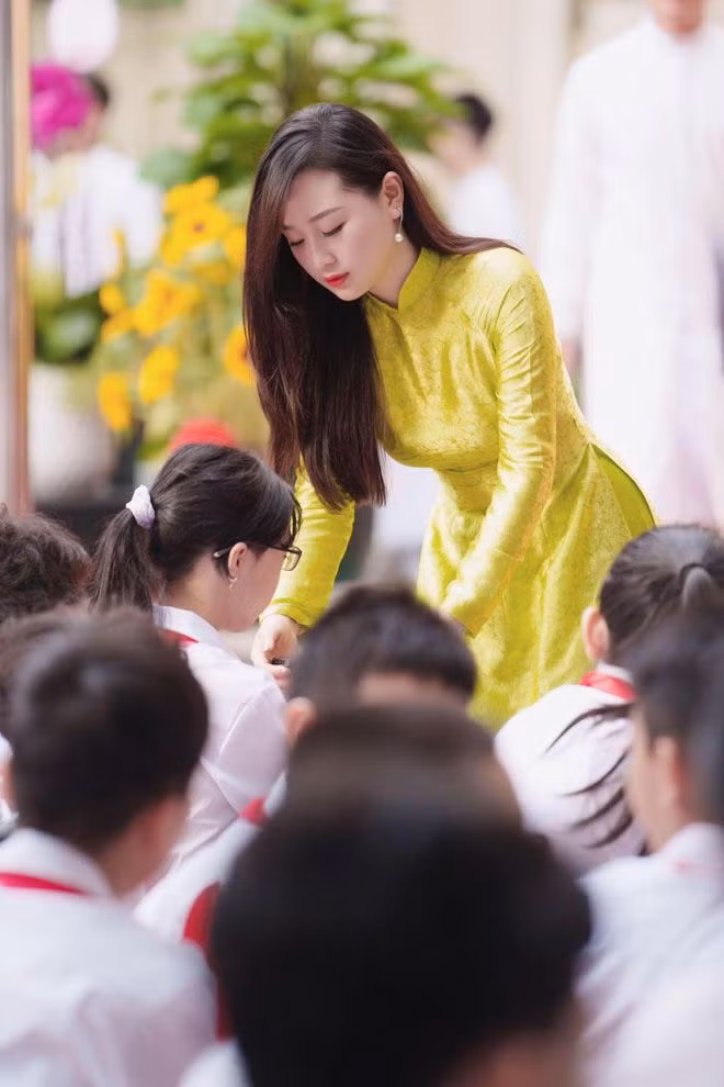 Diện áo tà áo dài thướt tha, cô giáo với vẻ đẹp ngọt ngào nổi bần bật trong buổi lễ khai giảng.