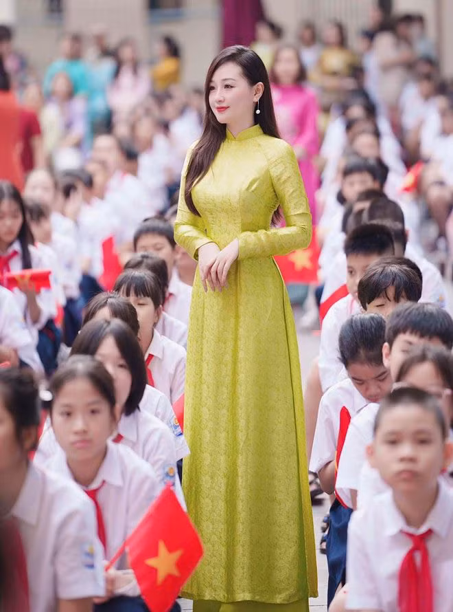 Cô giáo Nguyễn Mỹ Linh (SN 1997) - dạy môn ngữ văn tại một trường THCS ở quận Ba Đình, Hà Nội - nhanh chóng nổi tiếng sau lễ khai giảng hồi tháng 9 nhờ loạt khoảnh khắc trên sân trường.