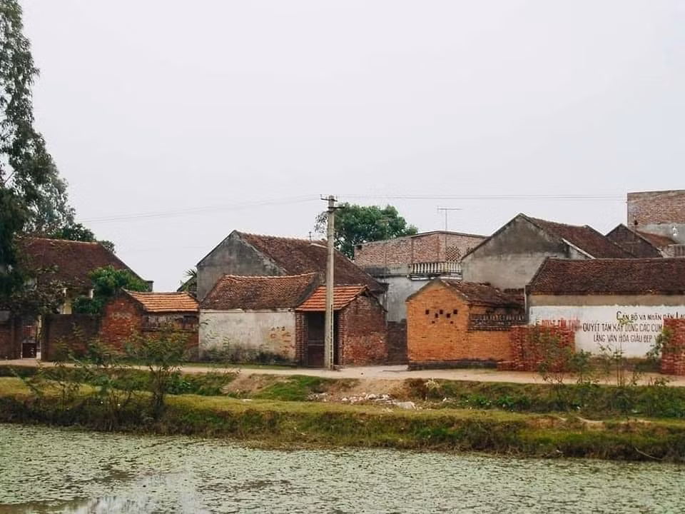 Cách đây 20 năm, nơi mà những tòa nhà hiện đại, những con đường nhựa rộng lớn được xây dựng là những ngôi nhà cấp 4 cũ kĩ, là con đường đất quen thuộc.