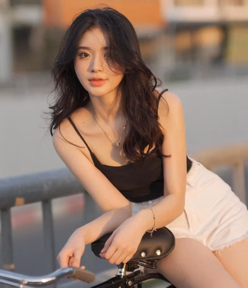 Cô nàng không ngại thay đổi hình ảnh theo nhiều phong cách khác nhau, lúc thì nữ tính dịu dàng, lúc thì năng động, lúc lại gợi cảm quyến rũ.
