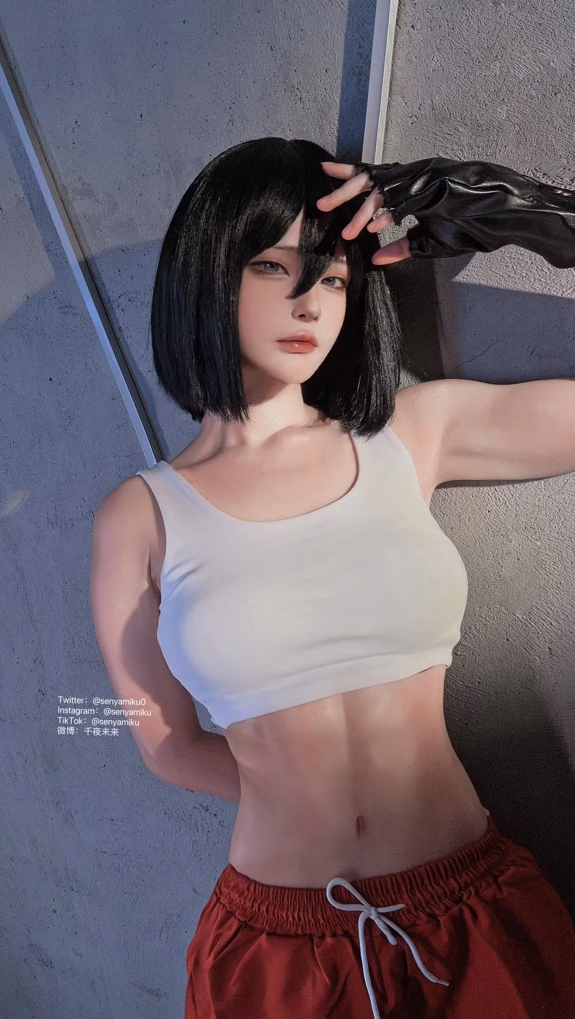 Nữ coser sở hữu thân hình cực phẩm với vòng eo nhỏ nhắn, săn chắc.