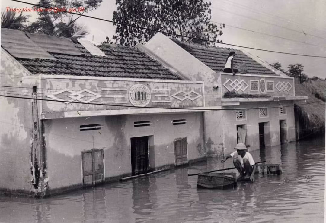 Tình cảnh này khiến nhiều người nhớ lại trận đại hồng thủy năm 1971, được xem là trận lũ lịch sử, với sức tàn phá khủng khiếp, để lại nhiều thiệt hại về người và của nước ta.