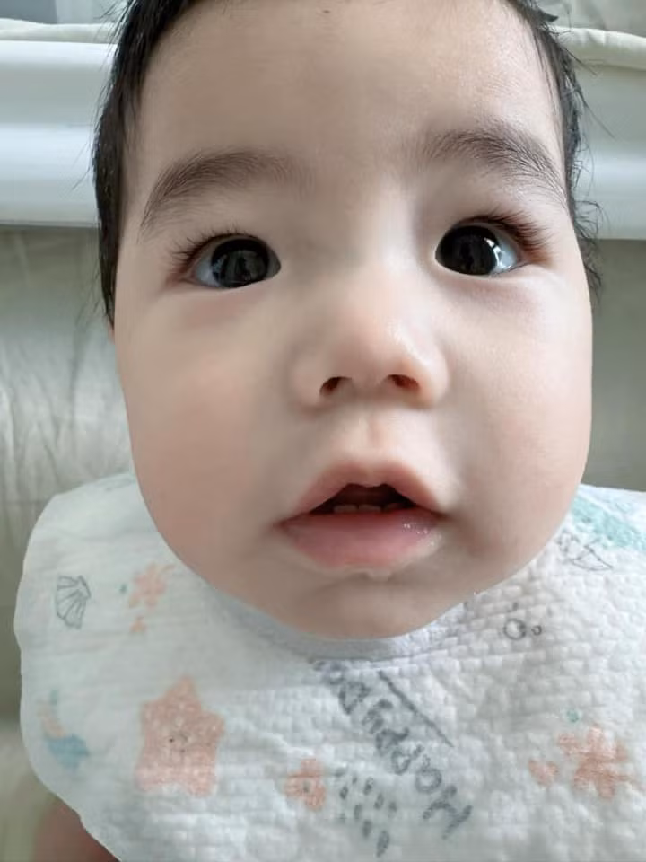 Hằng Du Mục khoe con kèm them dòng trạng thái đầy âu yếm: "Lâu lâu mới được hun, cảm giác thật yô mốt".