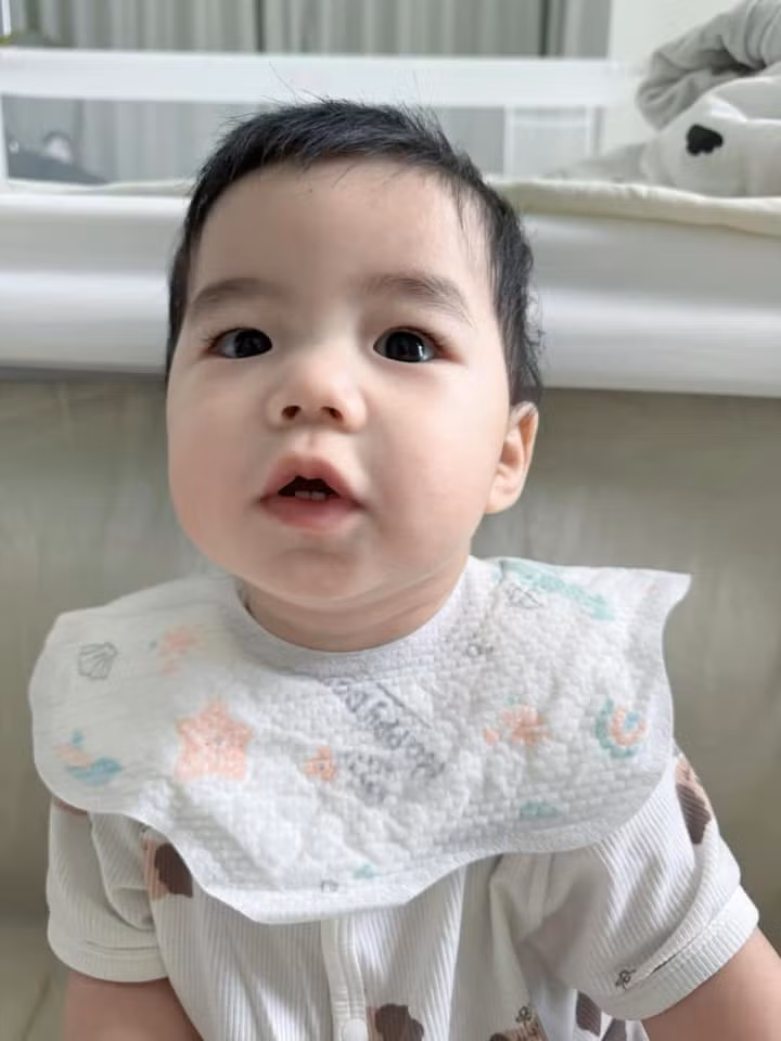 Kết thúc phiên tòa ly dị chồng Trung Quốc, Hằng Du Mục được quyền nuôi hai con nhỏ. Cô nàng thường xuyên cập nhật hình ảnh em bé lên trang cá nhân và nhận được nhiều lời động viên từ người theo dõi: "Cố lên mẹ con, em bé đáng yêu quá, sau này hãy yêu thương mẹ Hằng thật nhiều nhé", "giống y như mẹ luôn, nhất là đôi mắt, chúc em bé luôn mạnh khỏe, kiên cường cùng mẹ nhé em".