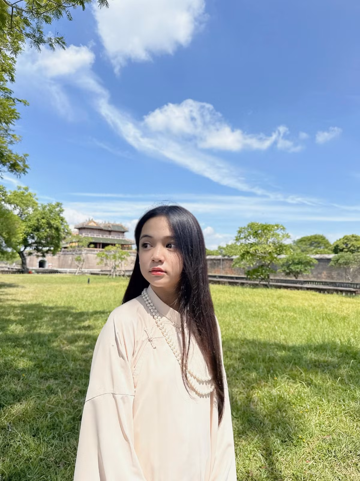Nhiều người còn nhận xét cô nàng có những nét lai Tây khi sở hữu đôi mắt to tròn, sống mũi cao thẳng cùng làn da trắng đến phát sáng.