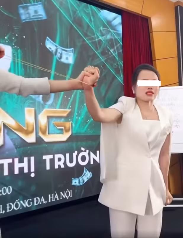 Theo nội dung đoạn video, đây là hình phạt cho việc "không trung thực" của người cấp dưới. Nữ "tổng tài" liên tiếp hét lên "tại sao lại không trung thực", "tại sao đội nhóm không phát triển", kèm theo đó cô kéo căng dây chun và thả bắn vào cổ tay của nhân viên.