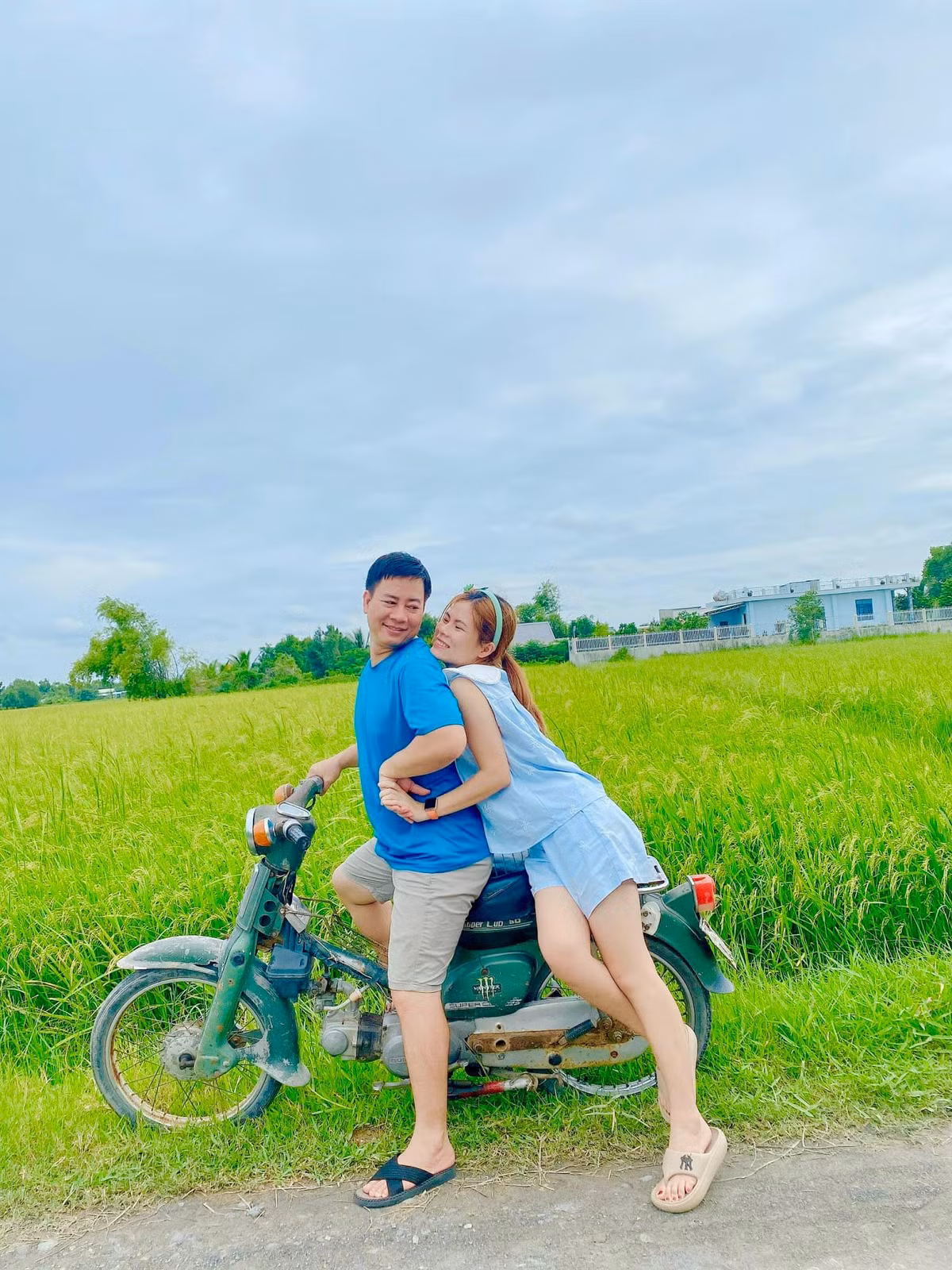 Vợ chồng Cẩm Tú hiện sống tại TPHCM, cô ở nhà chăm con và làm nghề sáng tạo nội dung. Mạnh Cảnh làm trong lĩnh vực công nghệ thông tin. (Ảnh: FBNV)