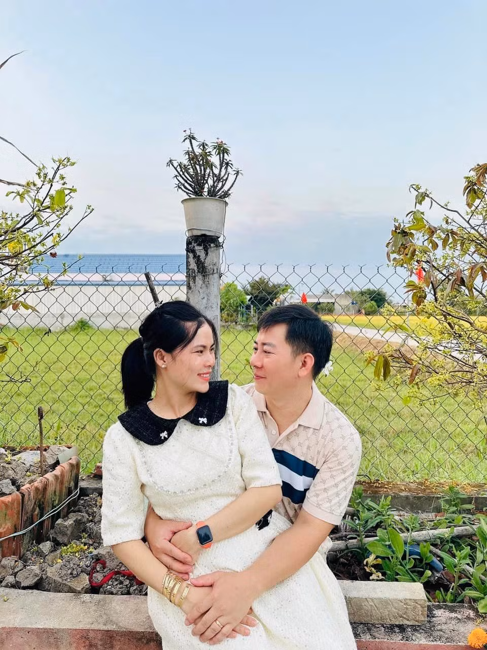 Cẩm Tú được chồng chiều hết mực. Trước khi sinh con, mỗi sáng Tú đều được chồng chở đi làm, chiều lại đón về. Giờ đây, mỗi sáng cô đều thức dậy với bữa sáng chồng để sẵn trên bàn.