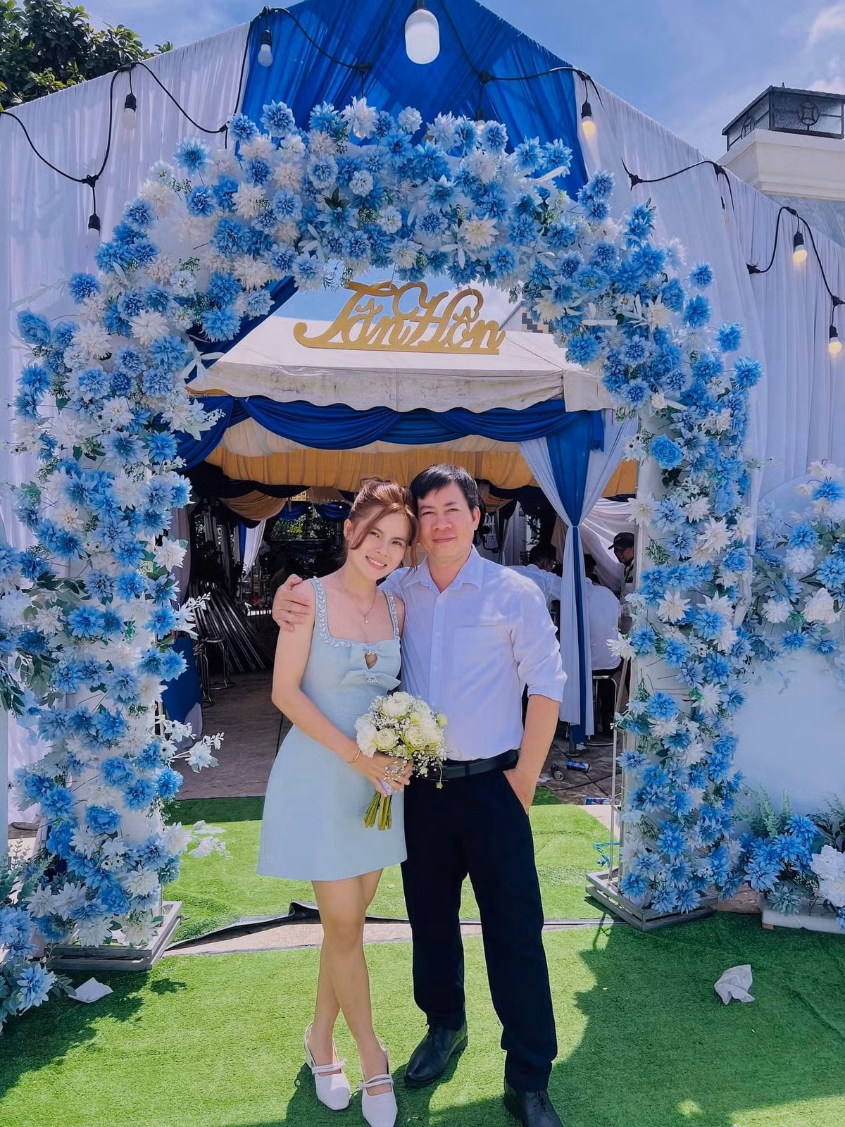 Lấy cô vợ trẻ nên Mạnh Cảnh cũng cảm thấy trẻ theo, anh rất chịu khó tạo dáng chụp ảnh với vợ.