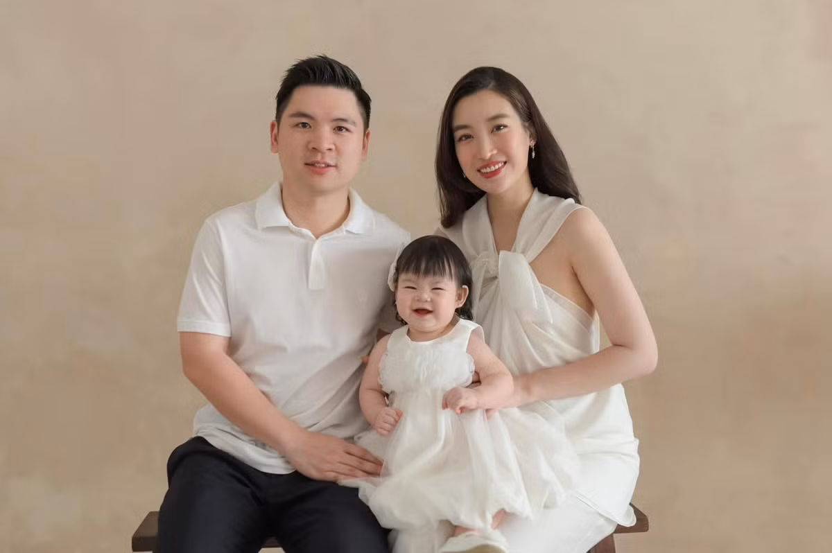 Đỗ Mỹ Linh và thiếu gia Đỗ Vinh Quang kết hôn vào năm 2022. Hôn lễ của cô dâu Hoa hậu và chú rể Chủ tịch này được tổ chức với quy mô khủng tại Hà Nội.
