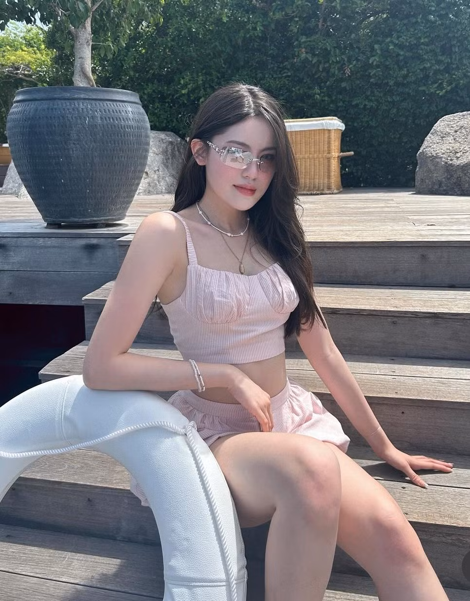 Mỹ Hàn còn gắn bức ảnh này vào mục highlight story có rất nhiều khoảnh khắc hẹn hò của cô và HIEUTHUHAI trên trang cá nhân.