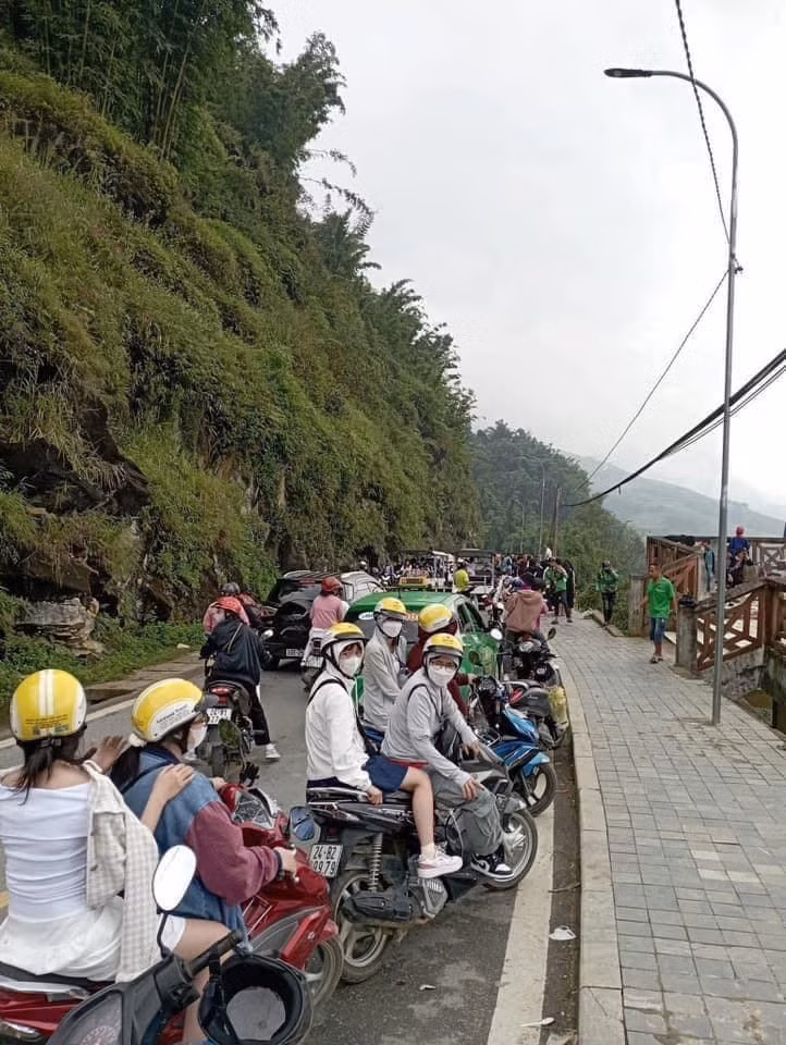 Theo cập nhật từ những người có mặt tại Sa Pa, các tuyến đường chính dẫn đến các địa điểm du lịch chật cứng người, xe cộ nối đuôi nhau thành hàng dài.