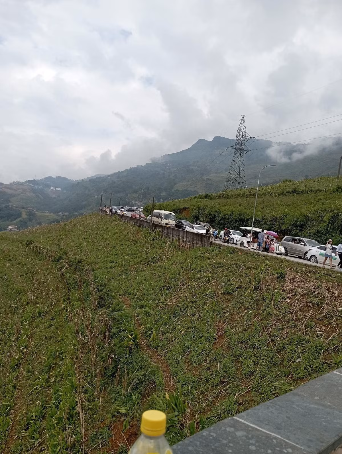Đoàn người xe nối đuôi nhau...