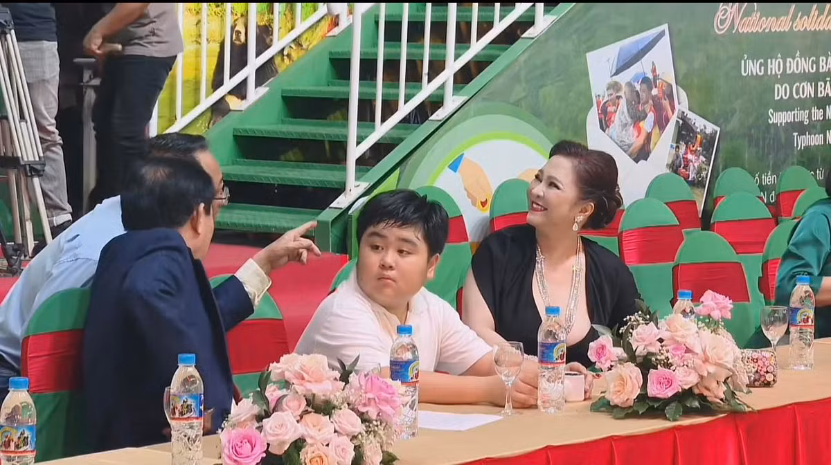 Ngày 19/9 vừa rồi, bà Phương Hằng được ra tù do được giảm án. Tuy nhiên, những màn bóc giá outfit trên chỉ là nhận định từ phía netizen. (Ảnh: Facebook)