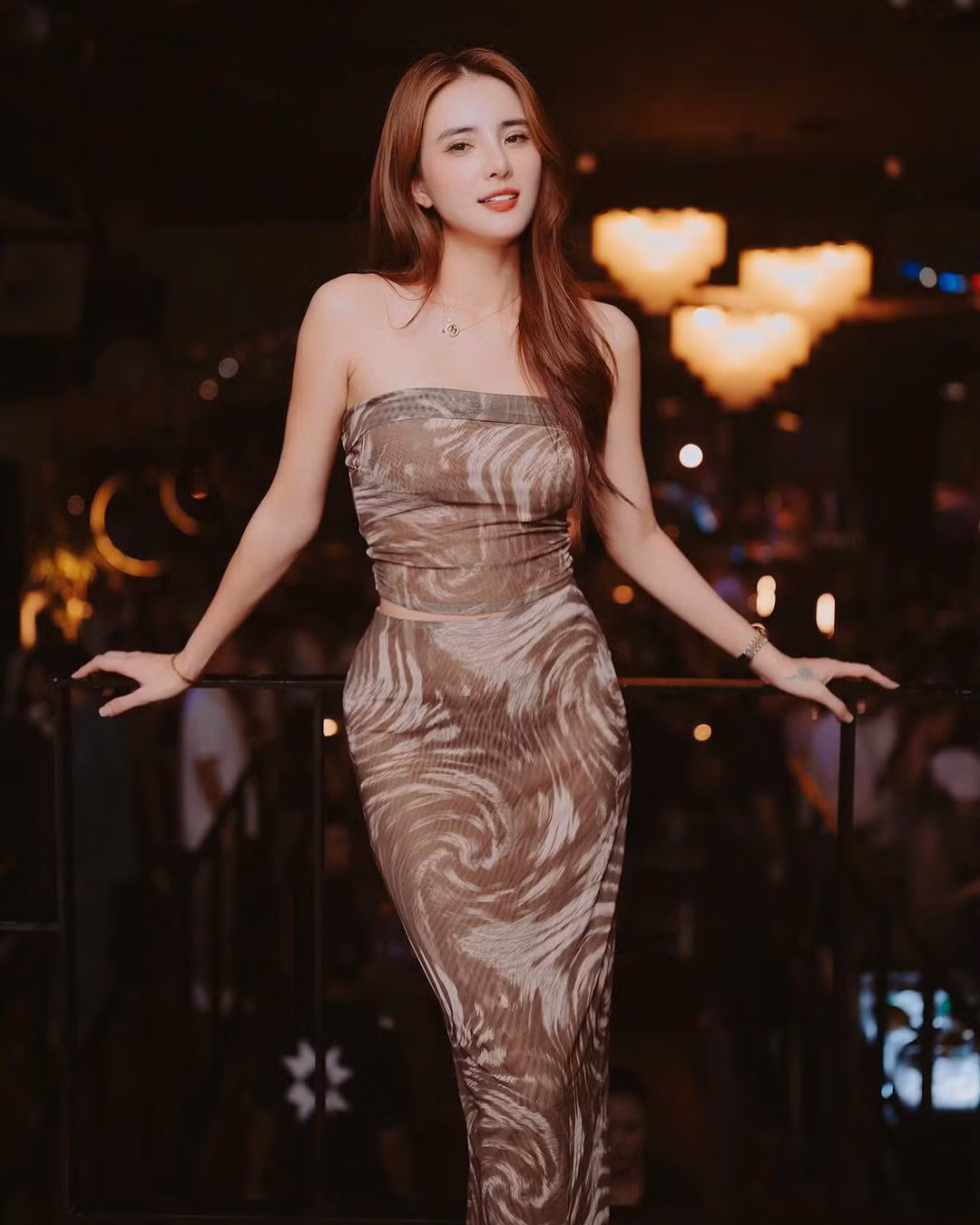 Lê Khánh Chi sinh năm 1989, là em gái ruột của cựu cầu thủ Công Vinh. Cô từng đoạt danh hiệu Nữ sinh Thanh lịch khi còn là sinh viên trường Đại học Văn hóa, TP HCM.