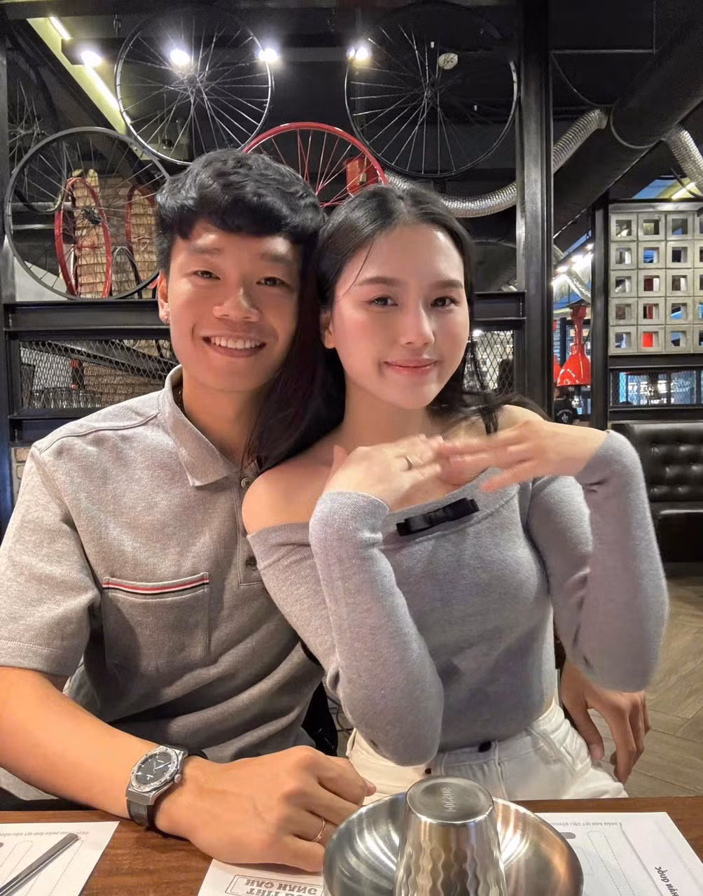 Trung vệ Nguyễn Thành Chung của tuyển Việt Nam cũng liên tục thấp thỏm trước trận đấu với Thái Lan. Thành Chung quê ở huyện Yên Sơn, Tuyên Quang, nơi đang chịu tác động lớn từ lũ lụt.