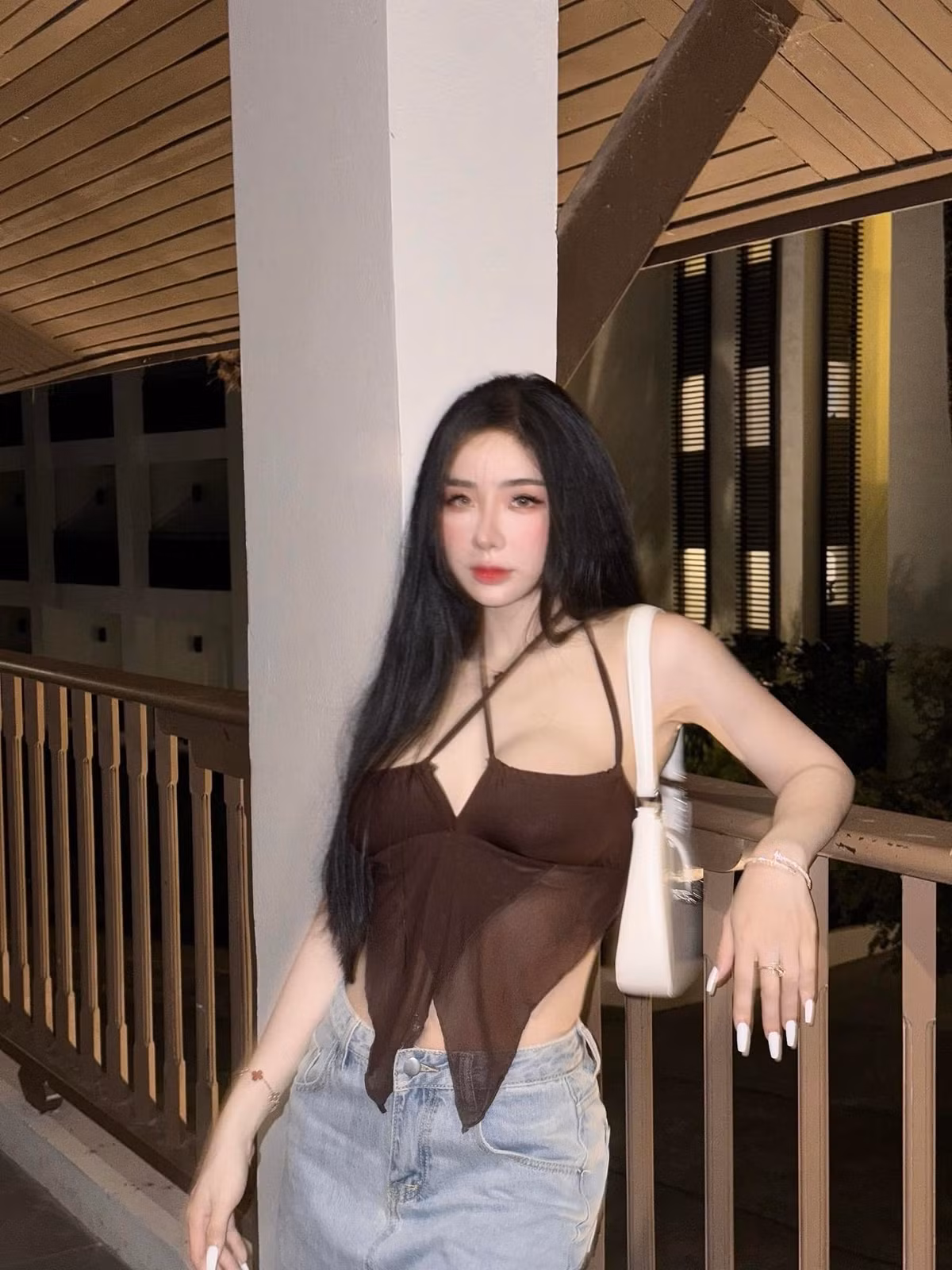Cô nàng sở hữu số đo ba vòng chuẩn là 92-61-97(cm).