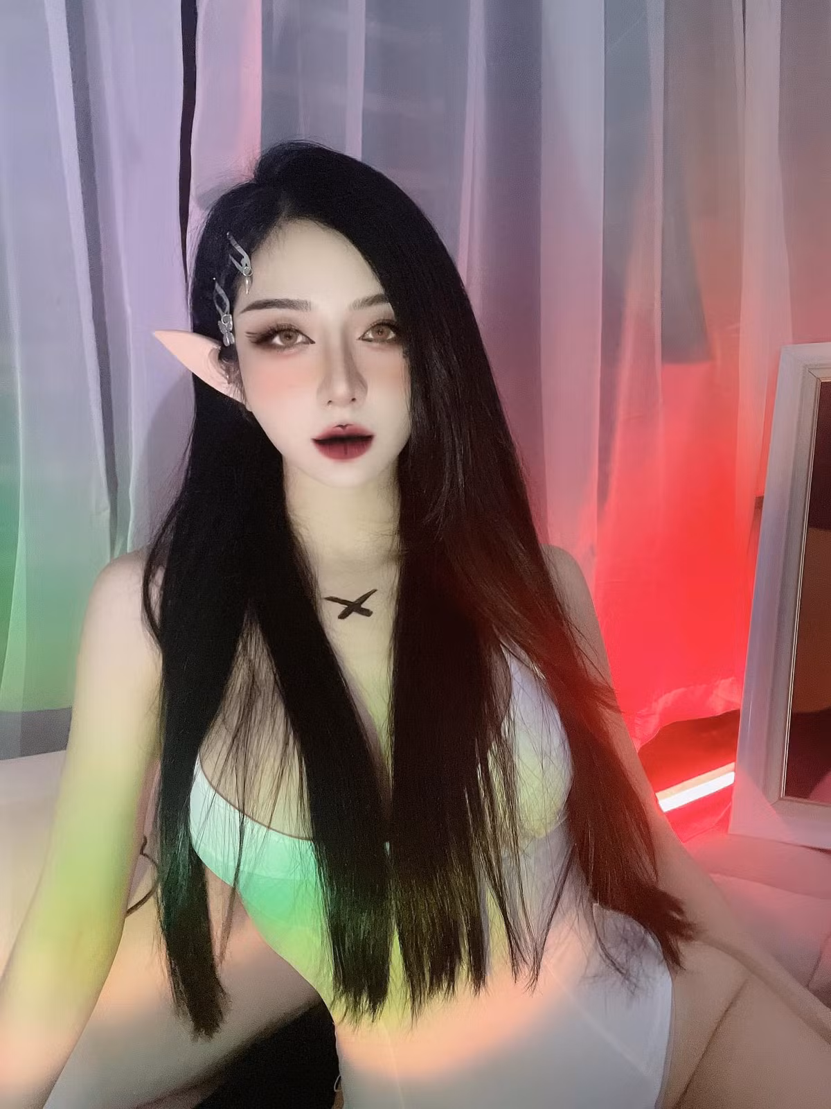 Su Ah thường lựa chọn những trang phục có cắt xẻ táo bạo, khoe trọn đường cong cơ thể.