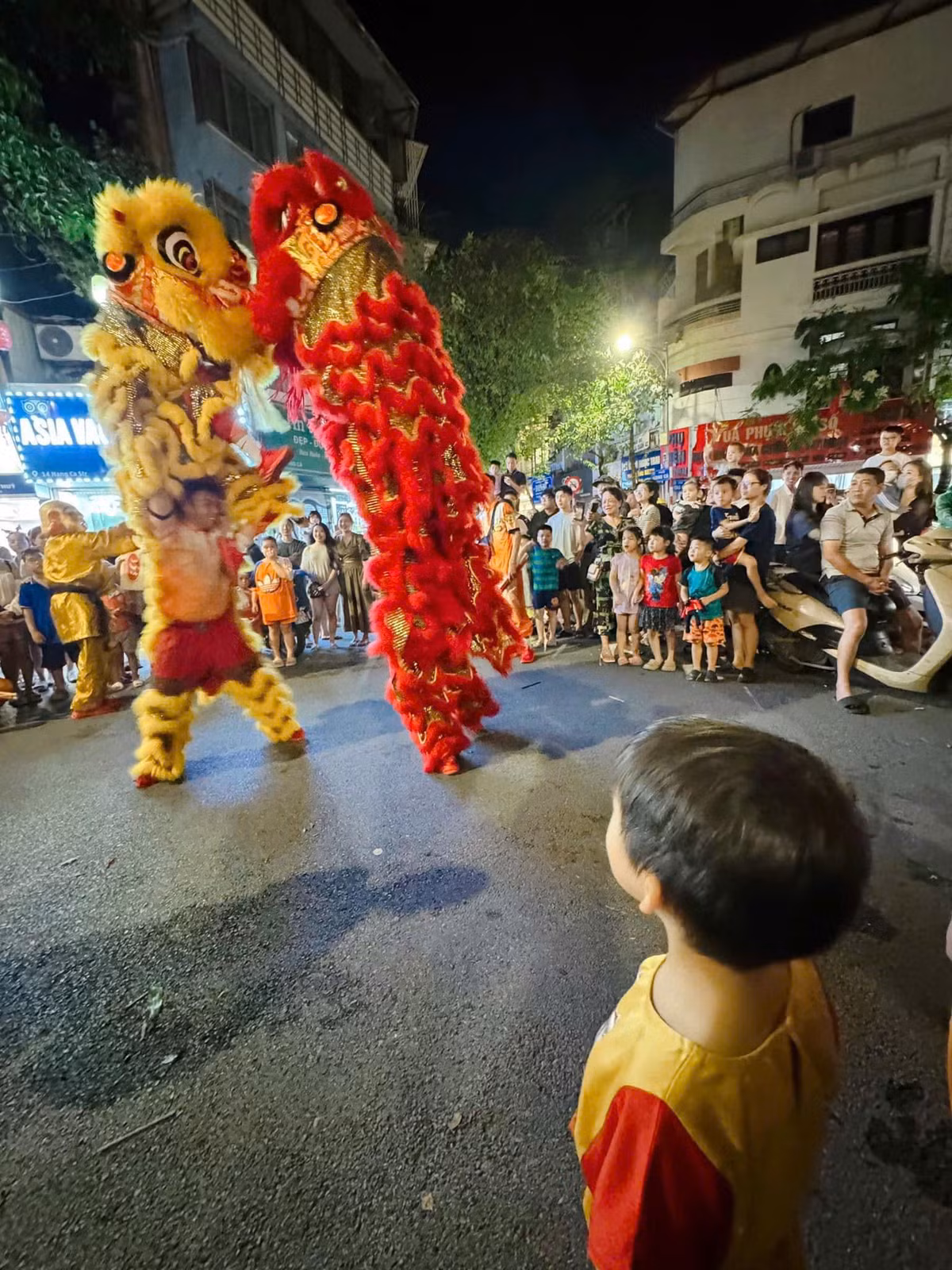 Ngoài việc được tham quan các mặt hàng được bày bán ở Hàng Mã, các em nhỏ cũng vô cùng thích thú với màn múa lân nhộn nhịp ở ngã tư Hàng Chiếu, Đồng Xuân.
