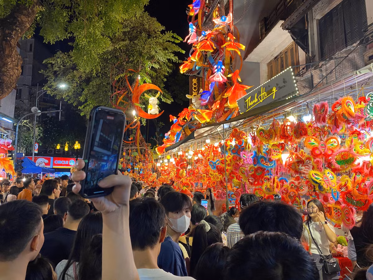 Nhiều gia đình cho con nhỏ diện trang phục đẹp, đi mua sắm đồ chơi yêu thích, các bạn trẻ thì đi cùng người yêu, bạn bè sắm một vài món đồ nhỏ xinh và check-in tấm ảnh đón Trung thu.