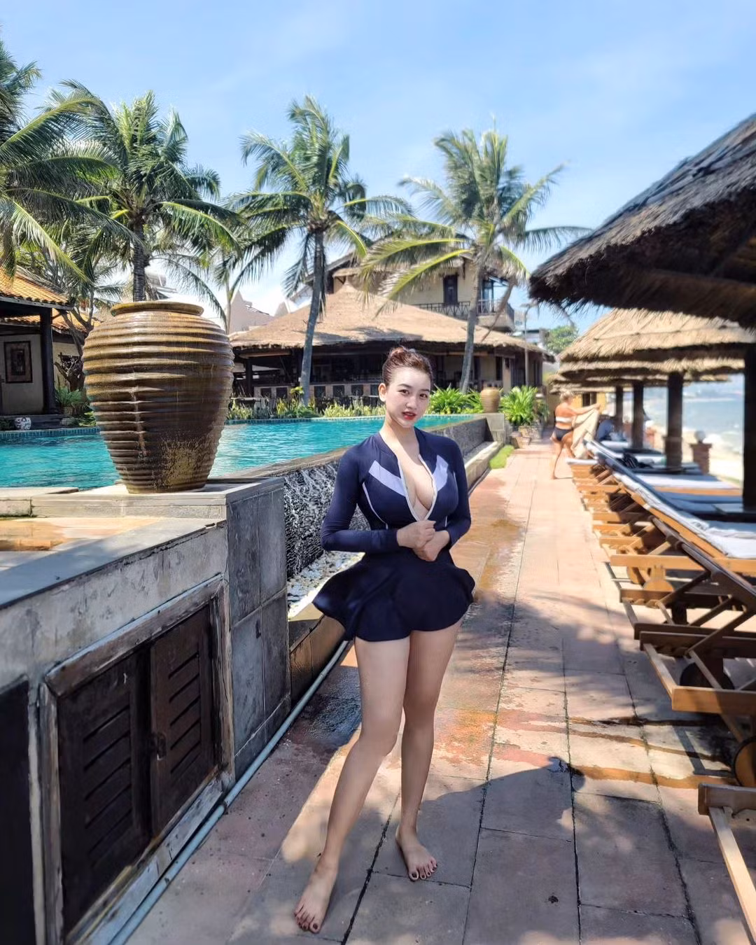 Những trang phục cắt xẻ táo bạo của cô nàng chủ yếu là các thiết kế bikini được diện đi biển.