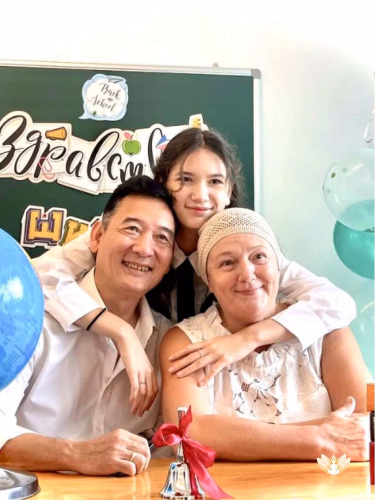 Mới đây, trong loạt ảnh tựu trường, Thanh Giang khiến nhiều người bất ngờ với nhan sắc xinh đẹp tựa nữ thần của mình. Cô nàng thân thiết cùng với bố mẹ.