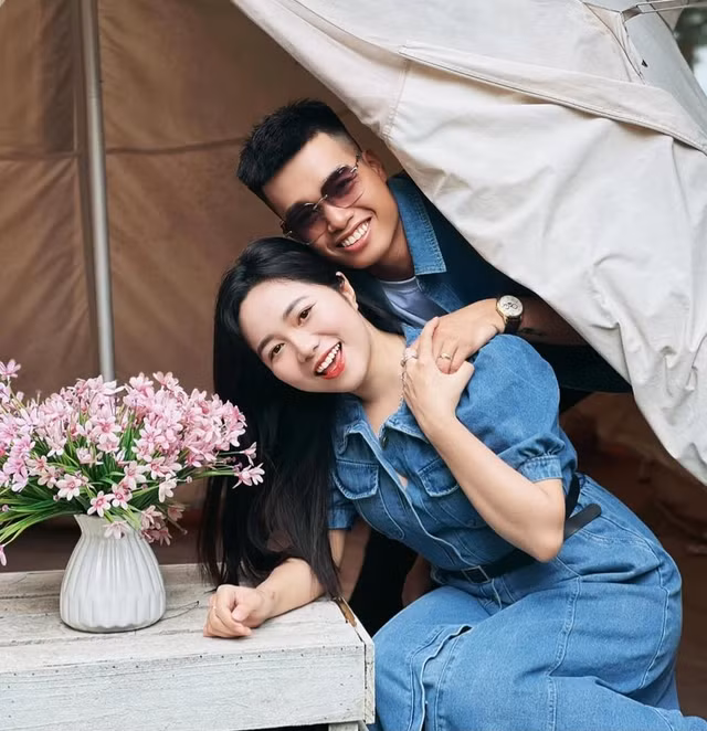 Câu chuyện tình yêu của cặp đôi cùng lần đầu ra mắt nhà bạn trai được Thủy Tiên đăng tải lên nền tảng Tiktok và thu hút về hàng triệu lượt xem, nhiều người vô cùng ngưỡng mộ với tình cảm của cặp đôi này. (Ảnh: FBNV)