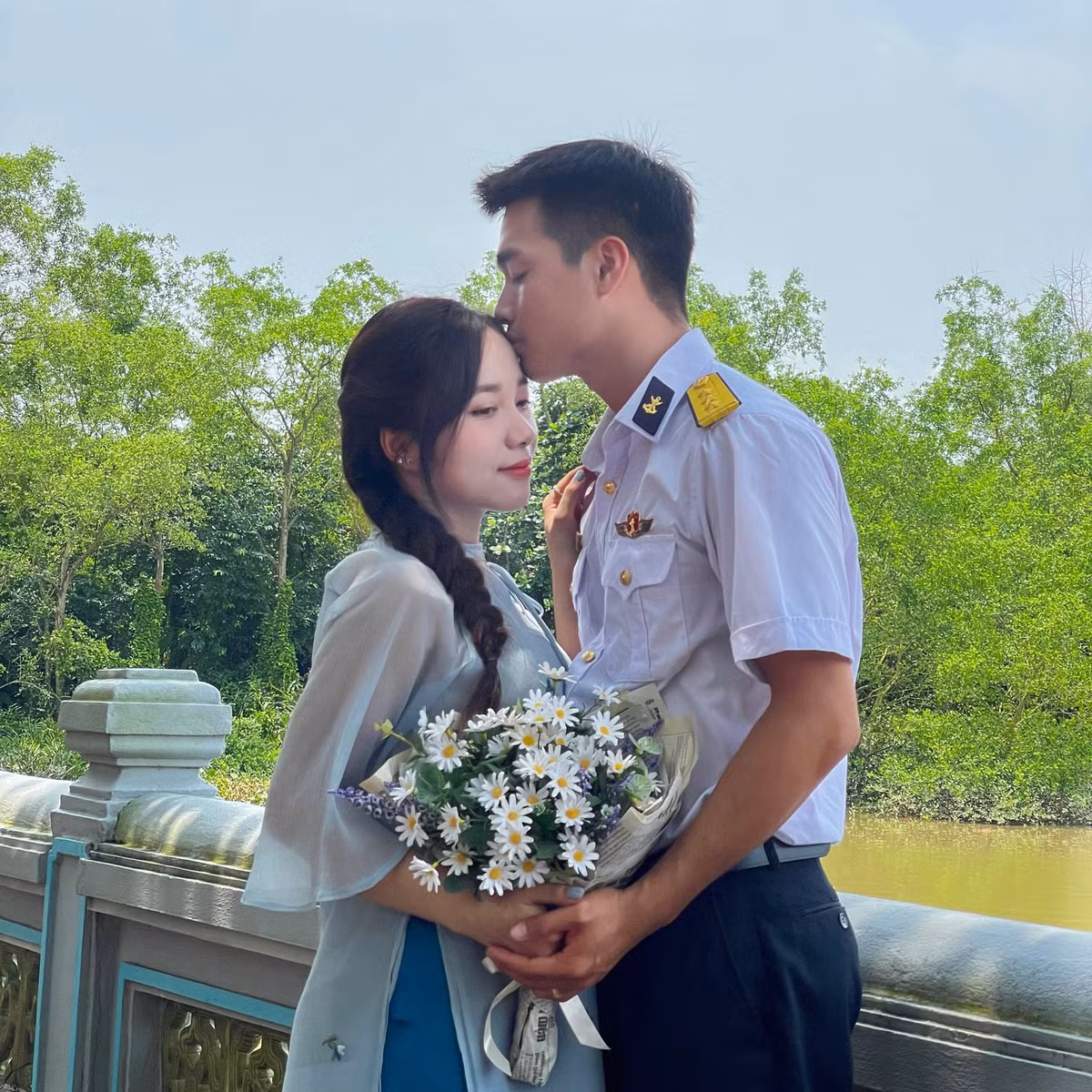 Trước bạn gái xinh xắn lại kiếm tiền giỏi ở thành phố, Xuân Nam từng không tránh khỏi cảm giác tự ti và áp lực mỗi lần lên gặp người yêu.