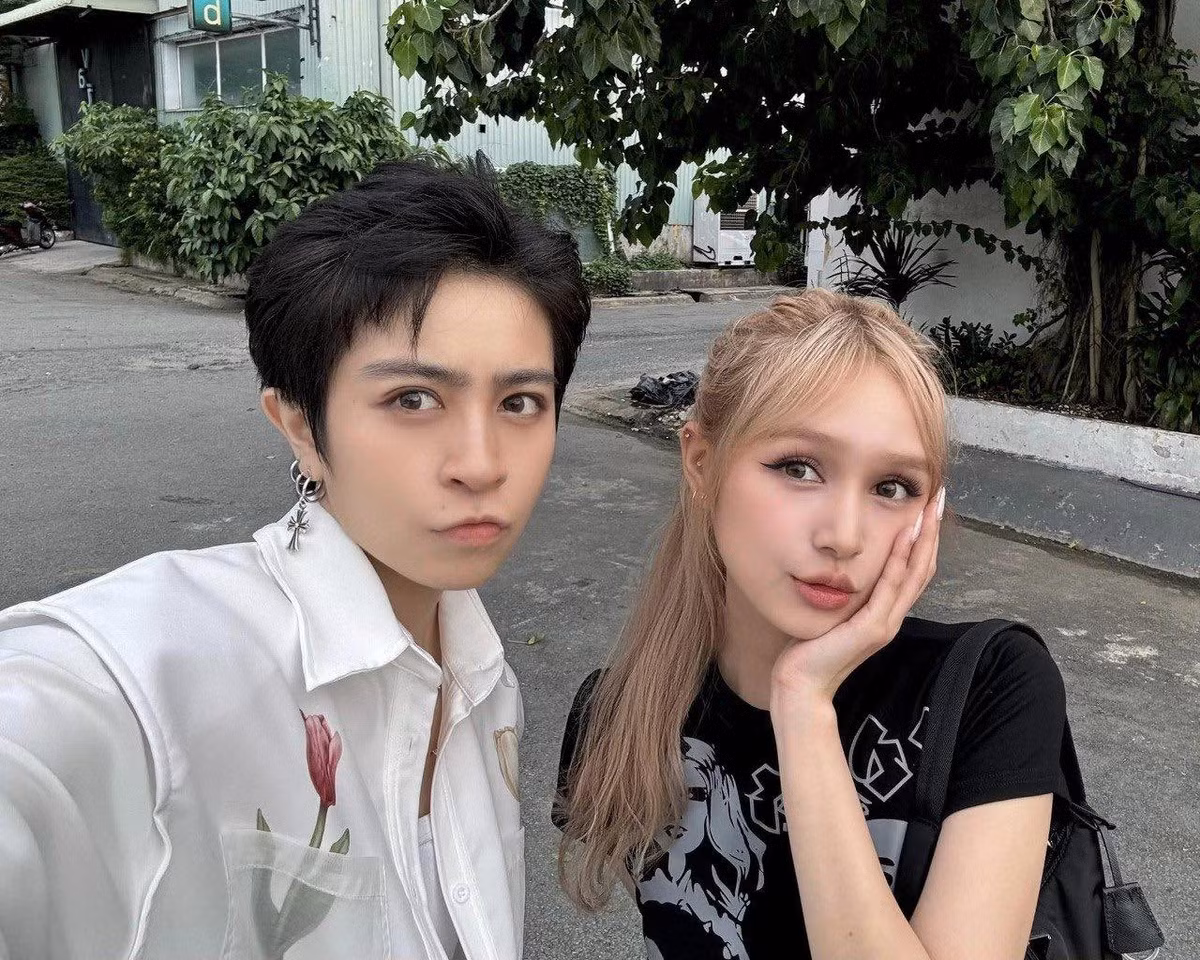 Cặp đôi cũng được người qua đường bắt gặp những khoảnh khắc thân mật, khóa môi cực ngọt trên sân pickleball.