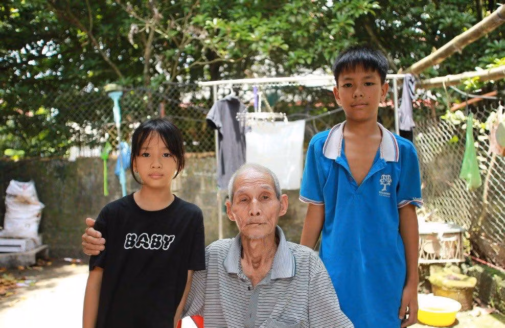 Dù cuộc sống nghèo khó là vậy, nhưng "trộm vía" ông Học và chị Bích có những đứa con ngoan ngoãn, khỏe mạnh, hiểu chuyện. (Ảnh: Thanh Niên Việt)