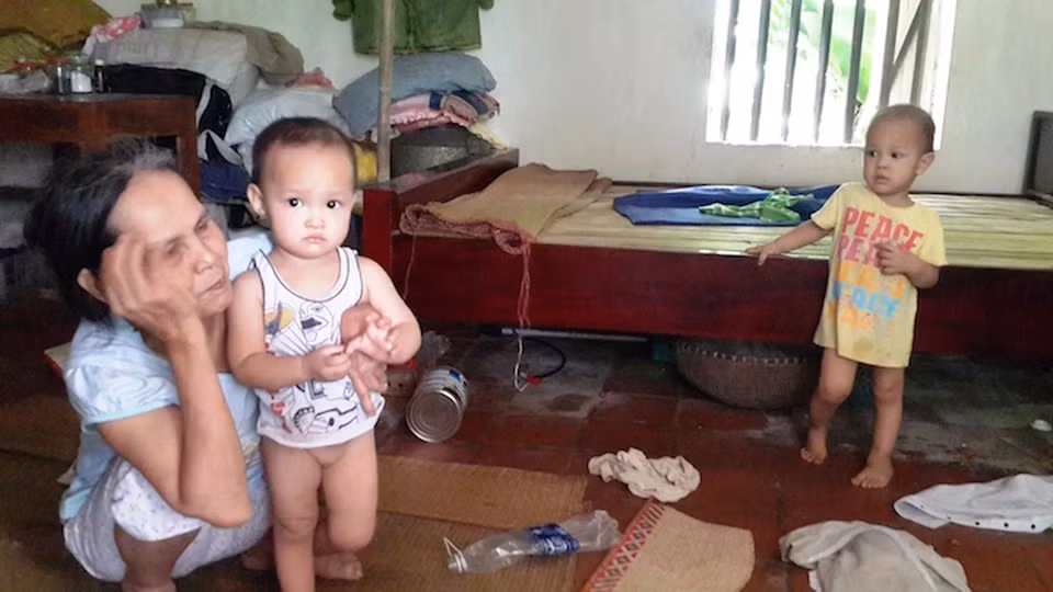 Thời gian thấm thoắt thoi đưa, 14 năm trôi qua, ông Học nay đã 84 tuổi, chị Bích 41. Cặp song sinh ngày nào đã học đến lớp 6, còn bé út học lớp 3. (Ảnh: Dân Trí)