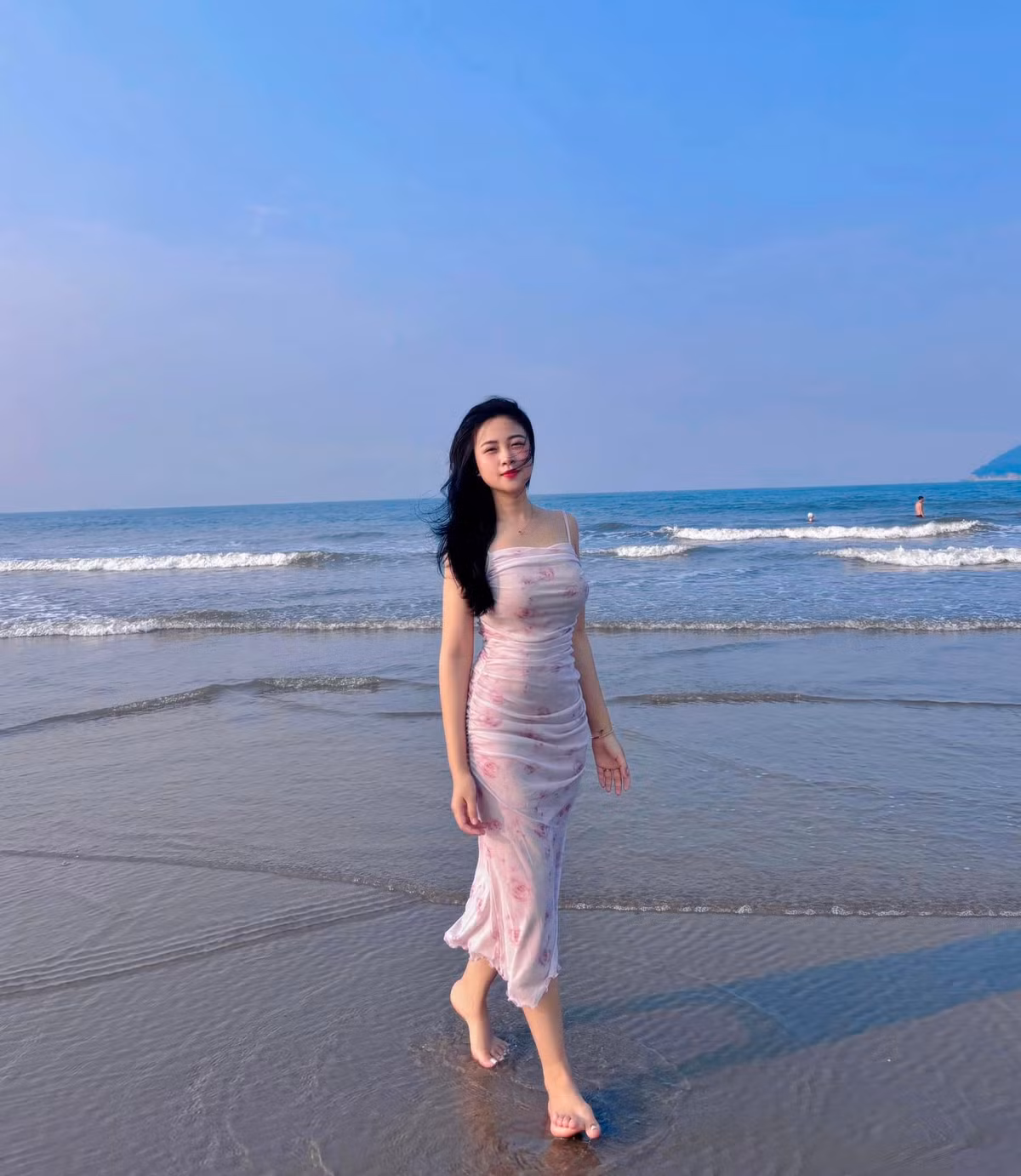 Là bà mẹ hai con, Nhật Linh không ngại khoe thân hình thon gọn, đáng ngưỡng mộ. Sau sinh, người đẹp nhanh chóng lấy lại vóc dáng nhờ duy trì thói quen sinh hoạt lành mạnh, tập luyện đều đặn các môn thể thao và có chế độ ăn uống hợp lý .