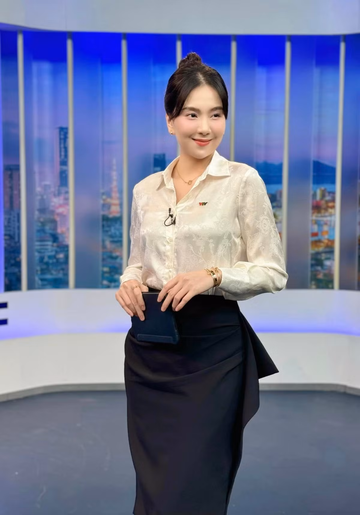 Với chiều cao nổi bật 1,72m, Mai Ngọc có thể cân được mọi outfit. Khi đi làm cô thường diện những thiết kế mang tính lịch sự, công sở.