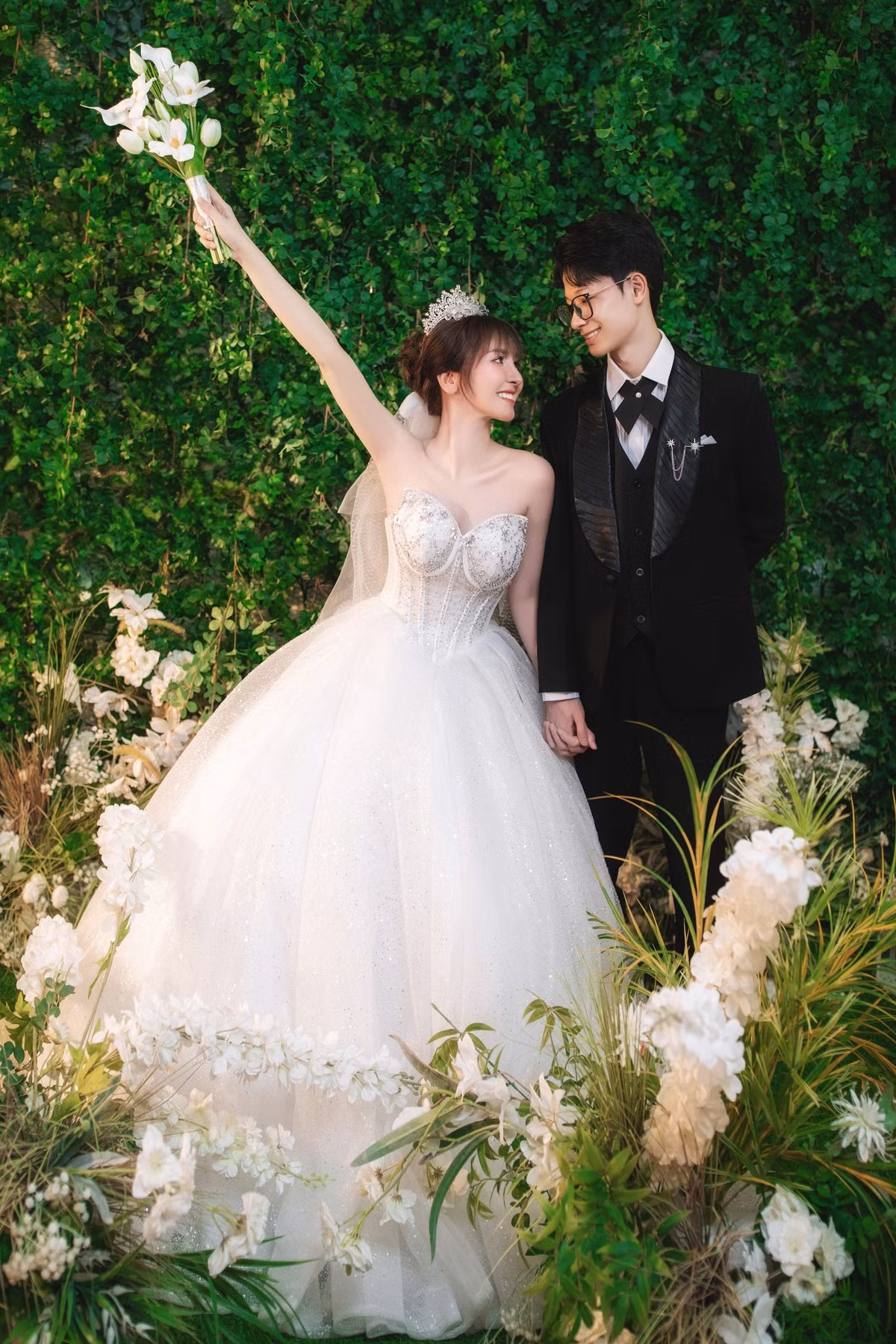 Mới đây trên trang cá nhân, Ngân Sát Thủ vừa đăng tải loạt ảnh cưới của mình trong 3 concept chụp khác nhau. (Ảnh: Ngân Huỳnh)