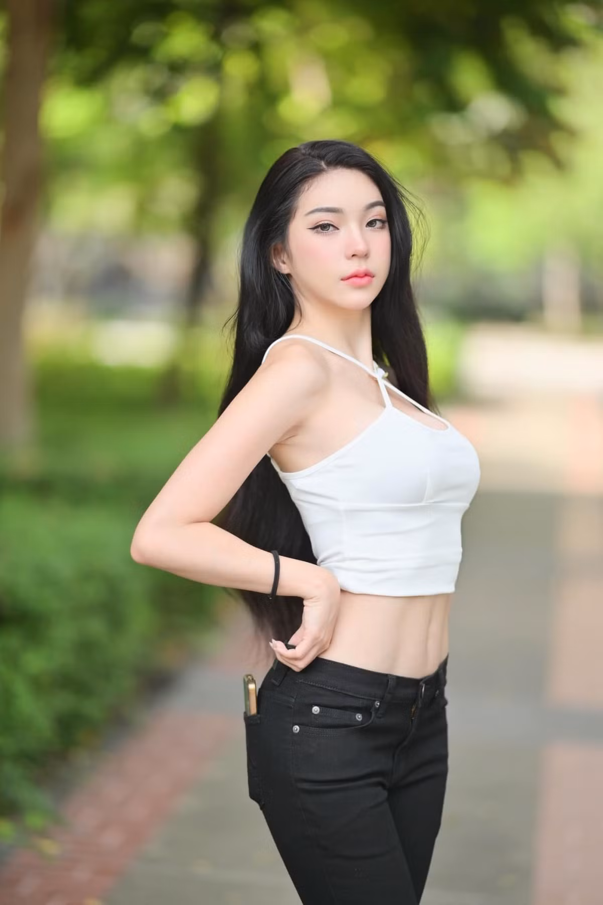 Nhờ tỷ lệ cơ thể cực đẹp, cô nàng có thể cân được mọi phong cách.
