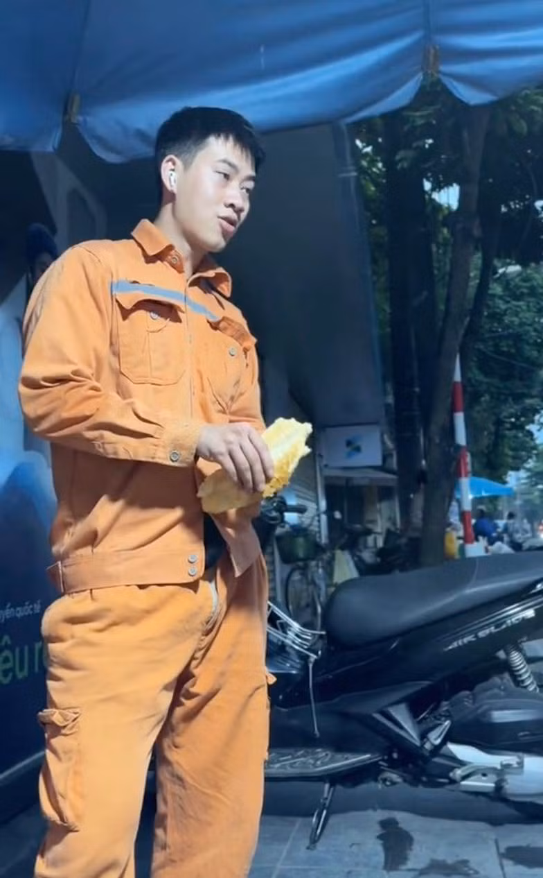 Không những vậy, điều khiến netizen thích thú là Dương nói chuyện cực khéo, luôn vui vẻ và trêu chọc toàn bộ khách đến mua hàng với câu nói đặc trưng “hữu duyên”.