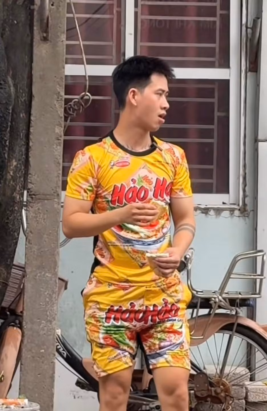 Dù thường xuyên bị vợ càu nhàu, anh chàng này vẫn không ngừng lại các trò đùa tếu táo của mình.