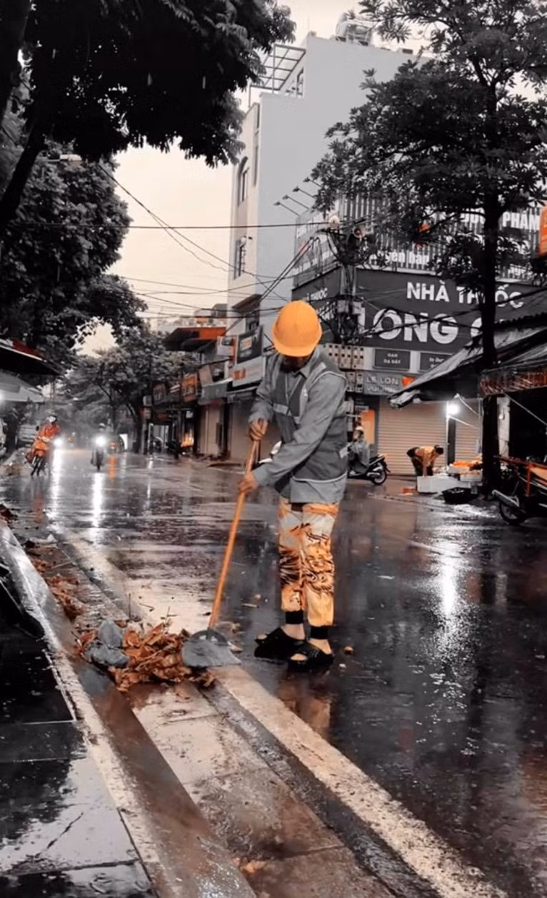 Có thể vì sự duyên dáng của chính chủ, gánh xôi của vợ Dương cực kỳ đắt hàng, bán vài tiếng đã hết.