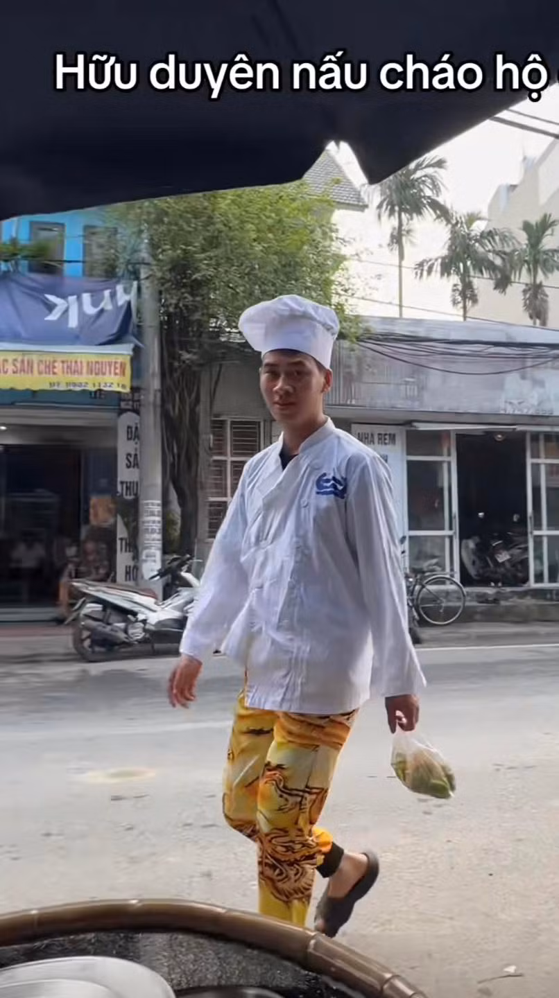 Có khi thì anh chàng hóa thân thành gói mì tôm, có lúc lại mặc bộ đồ “mạ vàng”, lúc thì hóa thân thành đầu bếp, lúc lại mặc trang phục anh thợ điện, người bán bảo hiểm...