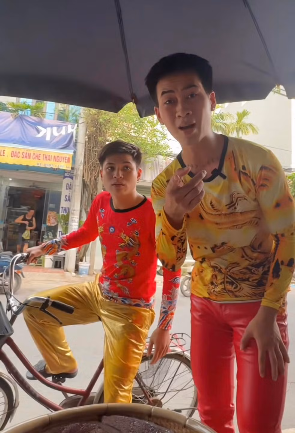 Được biết, Dương tên đầy đủ là Nguyễn Hoàng Dương (SN 1996), là chủ một tiệm cắt tóc nam tại Hà Nội. Vợ của anh là Thảo, công việc chủ yếu là bán hàng và chăm sóc gia đình, con cái.